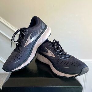 Brooks Women's Black and Pale Pink Athletic Shoes